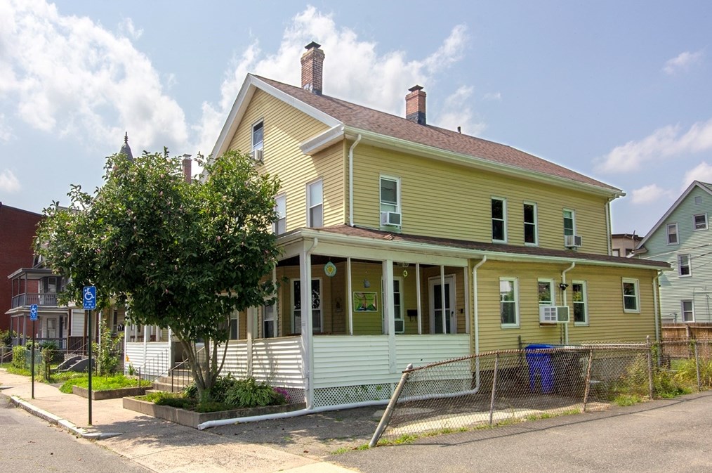 26-28 Wendell Pl, Springfield, MA 01105