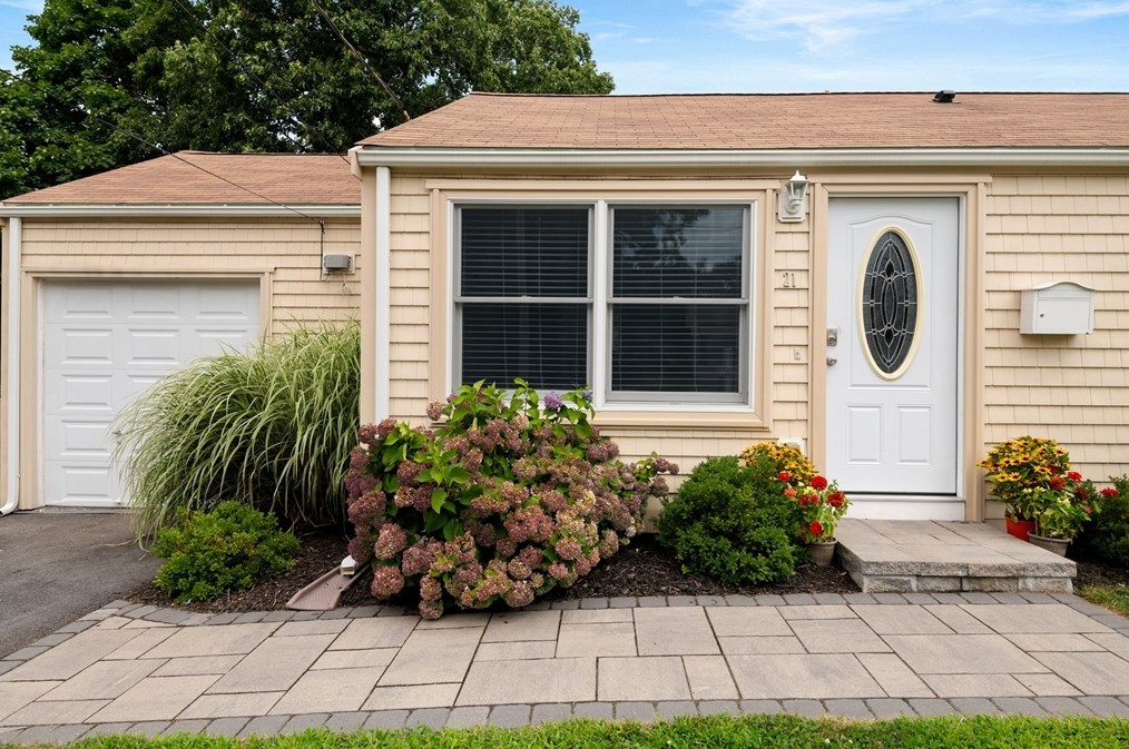 21 Karen Ln, Weymouth, MA 02188