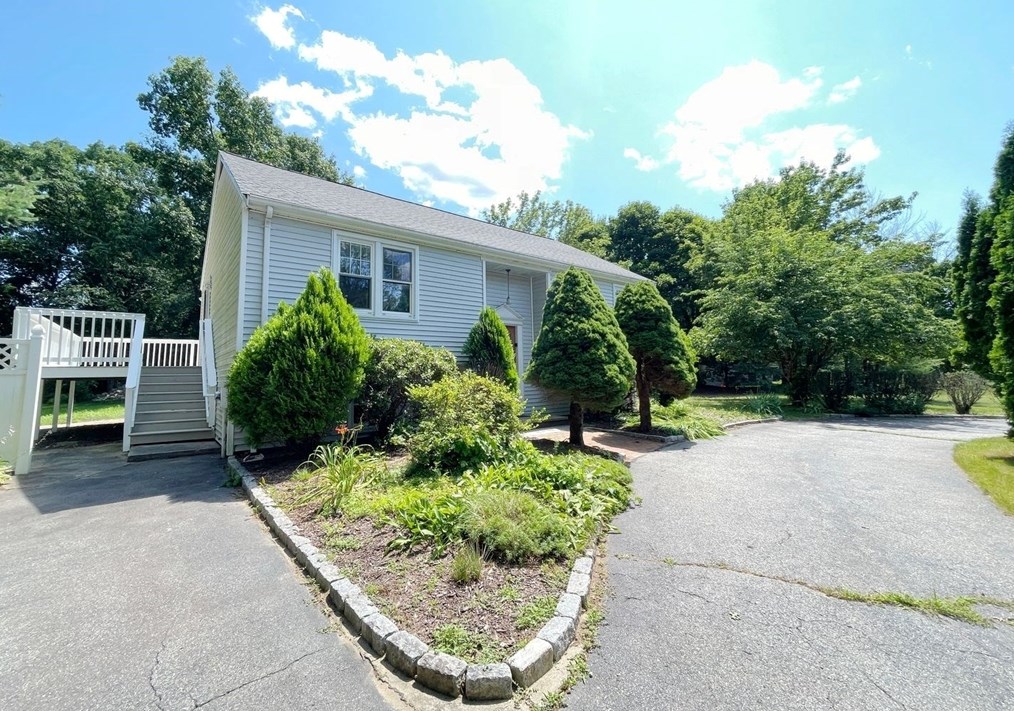 21 Icarus Ln, Attleboro, MA 02703