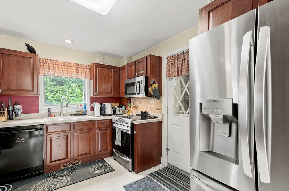 37 Marsh Ave, Worcester, MA 01605 exterior