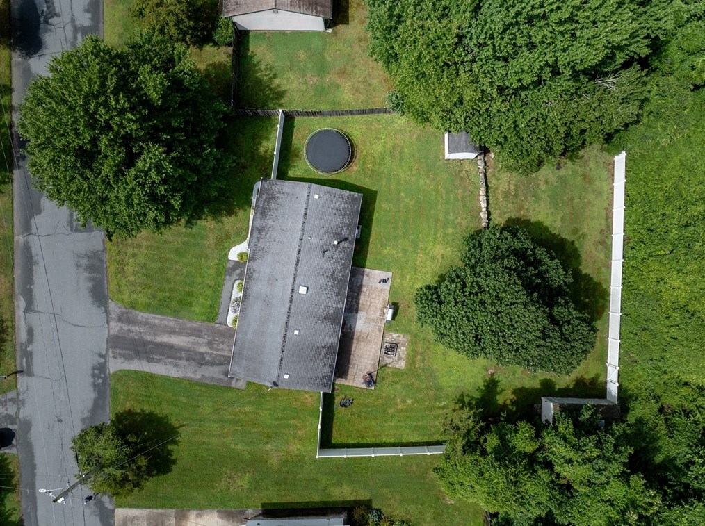 27 Utica Ln, Dartmouth, MA 02748 exterior