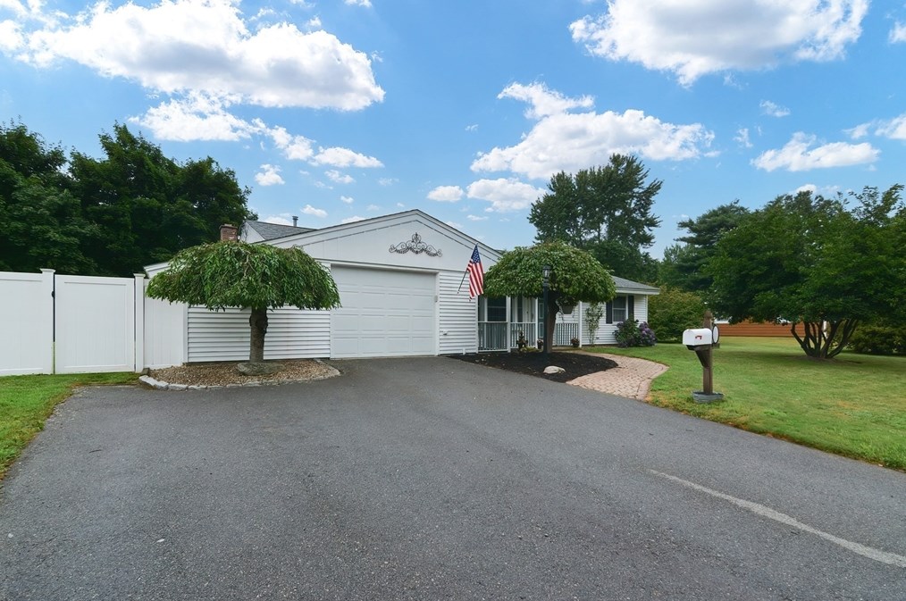 109 Annmarie Dr, Bellingham, MA 02019