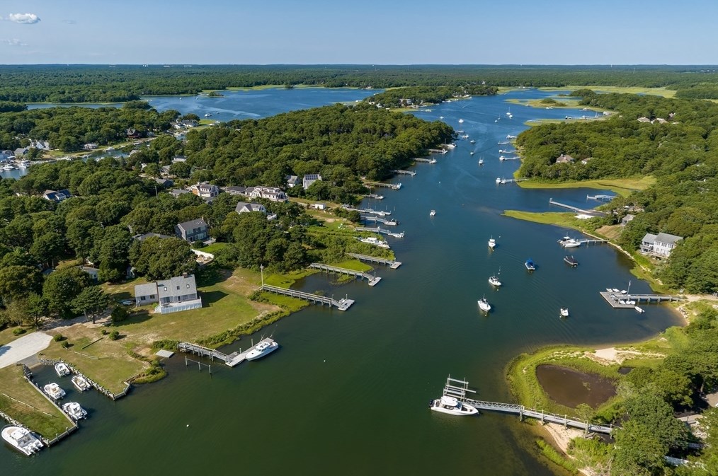 376 Monomoscoy Rd, Mashpee, MA 02649 exterior