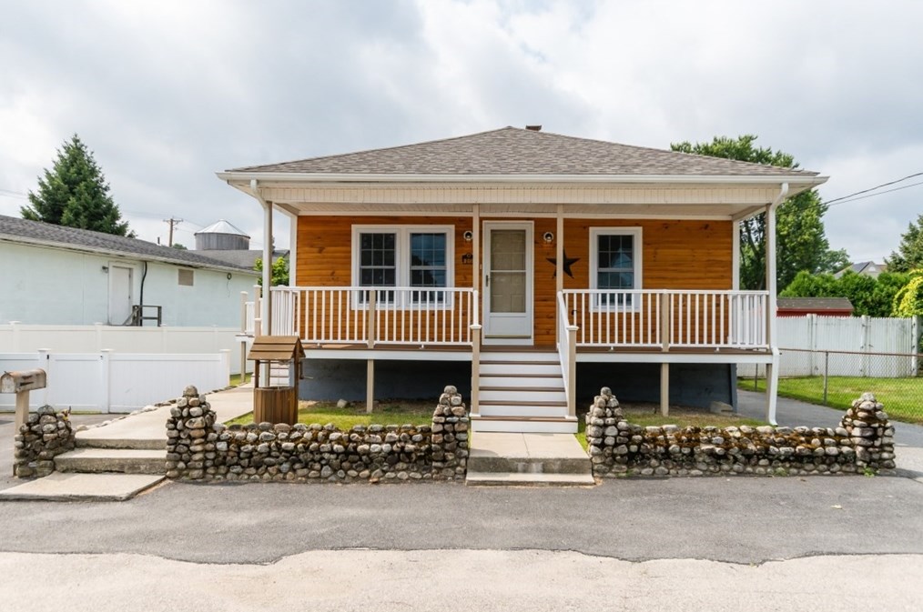 10 Suffolk St, Bellingham, MA 02019