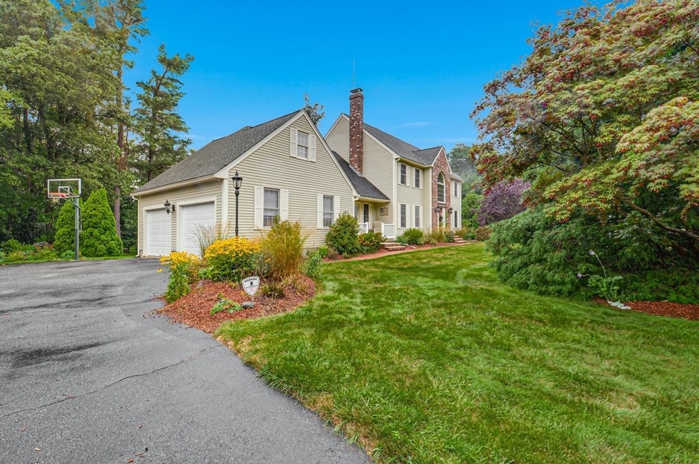 157 Fox Hill Dr, Holden, MA 01520
