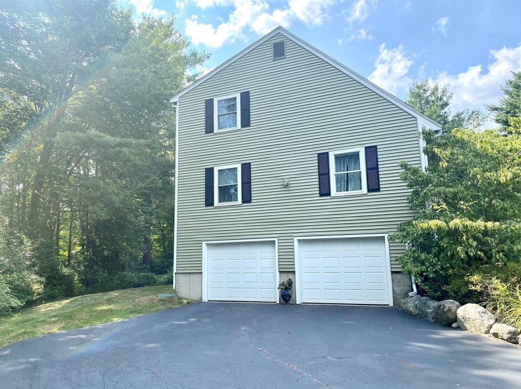 17 Crabtree Ln, Abington, MA 02351