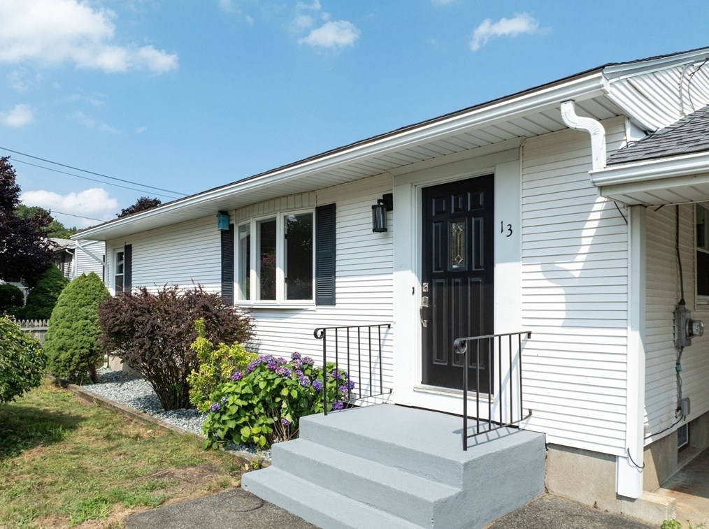 13 Lorimer St, Chicopee, MA 01013