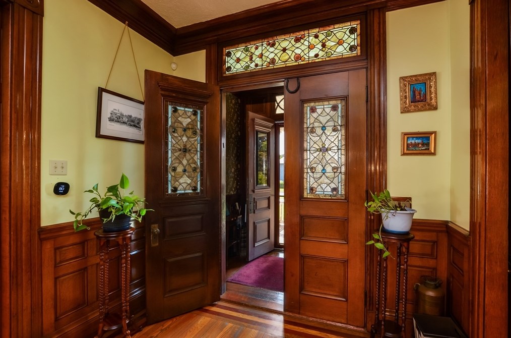 71 Hawthorn St, New Bedford, MA 02740-3422