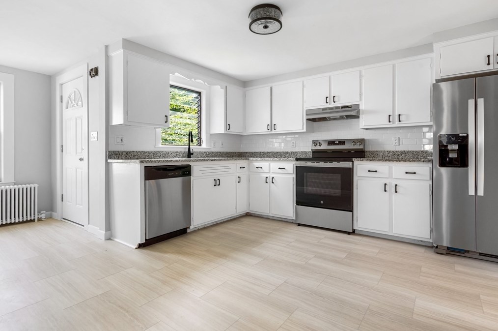 42 Waterford St, Lowell, MA 01854