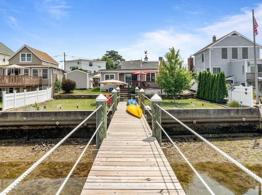 41 Cole St, Swansea, MA 02777-1717