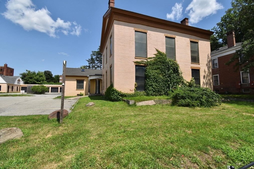 77 Maple St, Springfield, MA 01105