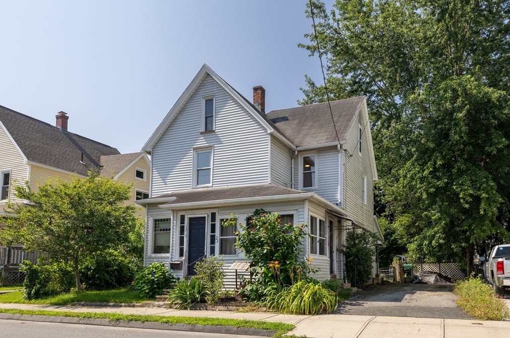 23 Yvonne St, Chicopee, MA 01013