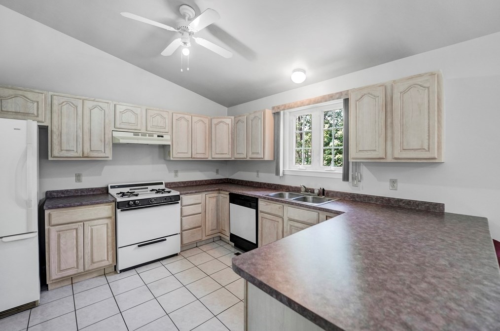 30 Schooner Dr, Dartmouth MA 02748-1776 exterior