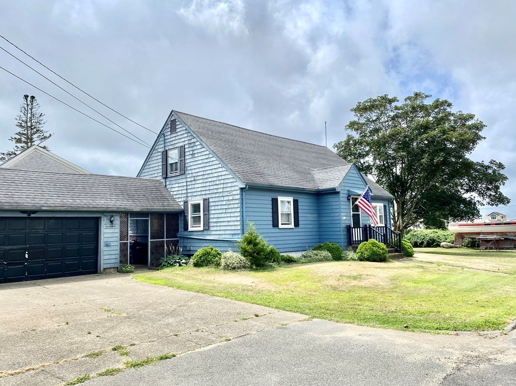 17 Raymond St, Fairhaven, MA 02719