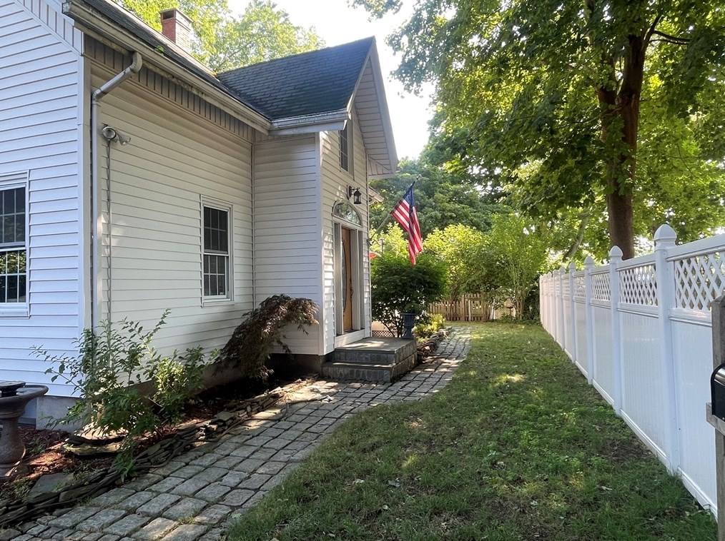 11 Holten St, Danvers MA 01923-1916 exterior