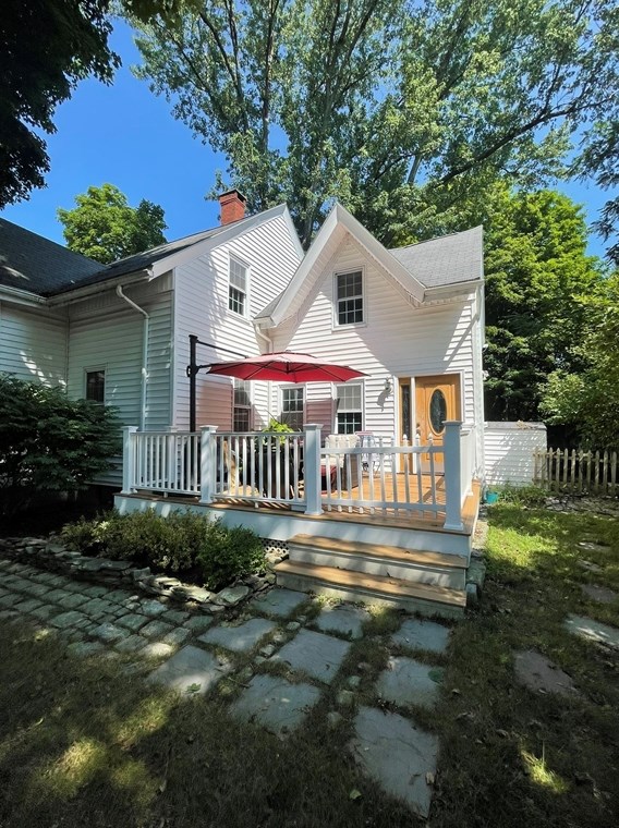 11 Holten St, Danvers MA  01923-1916 exterior