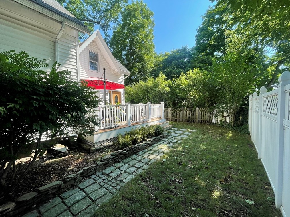 11 Holten St, Danvers, MA 01923-1916