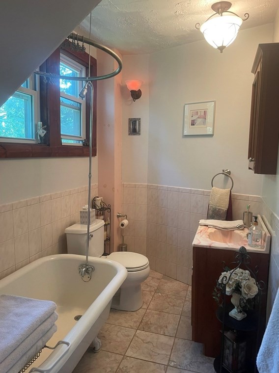 11 Holten St, Danvers MA 01923-1916 exterior