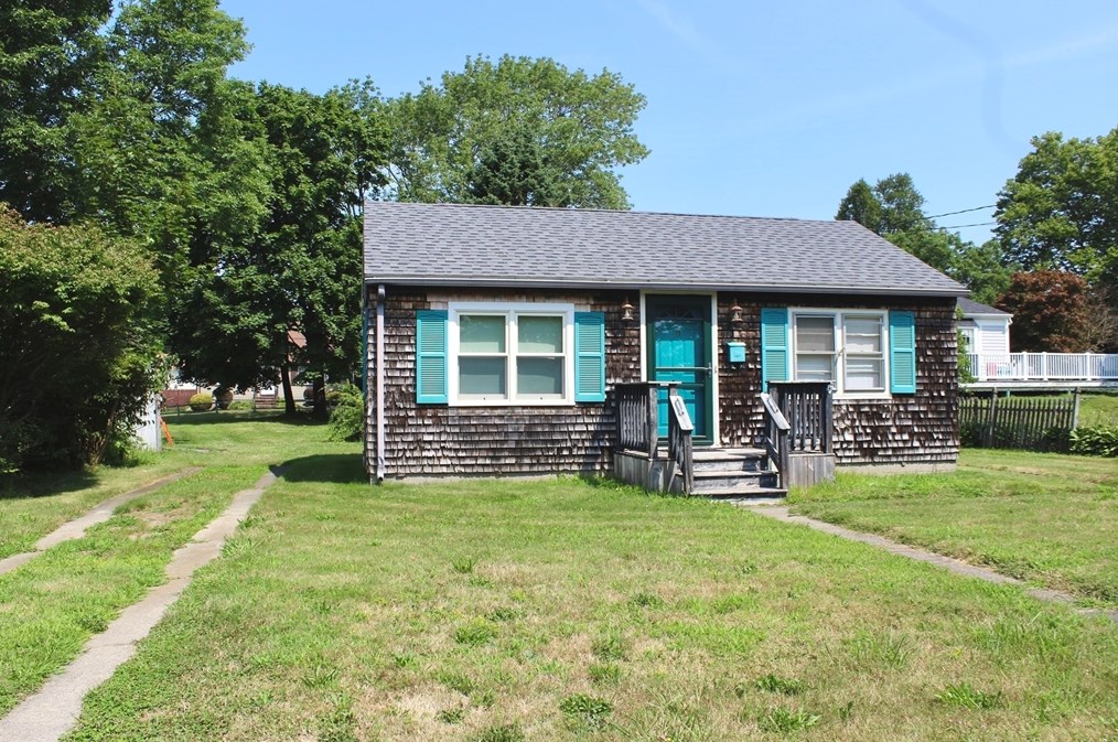 16 Daniel St, Fairhaven, MA 02719