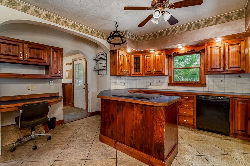 114 Pleasant St, Orange, MA 01364-1626