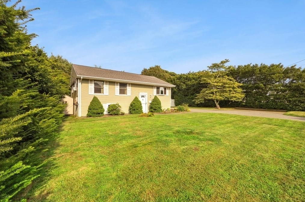 75 Bark St, Swansea, MA 02777-4803