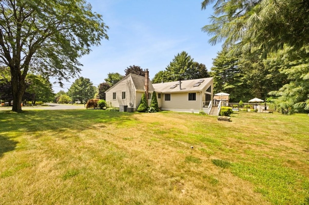 35 Aberdeen Ln, East Bridgewater, MA 02324