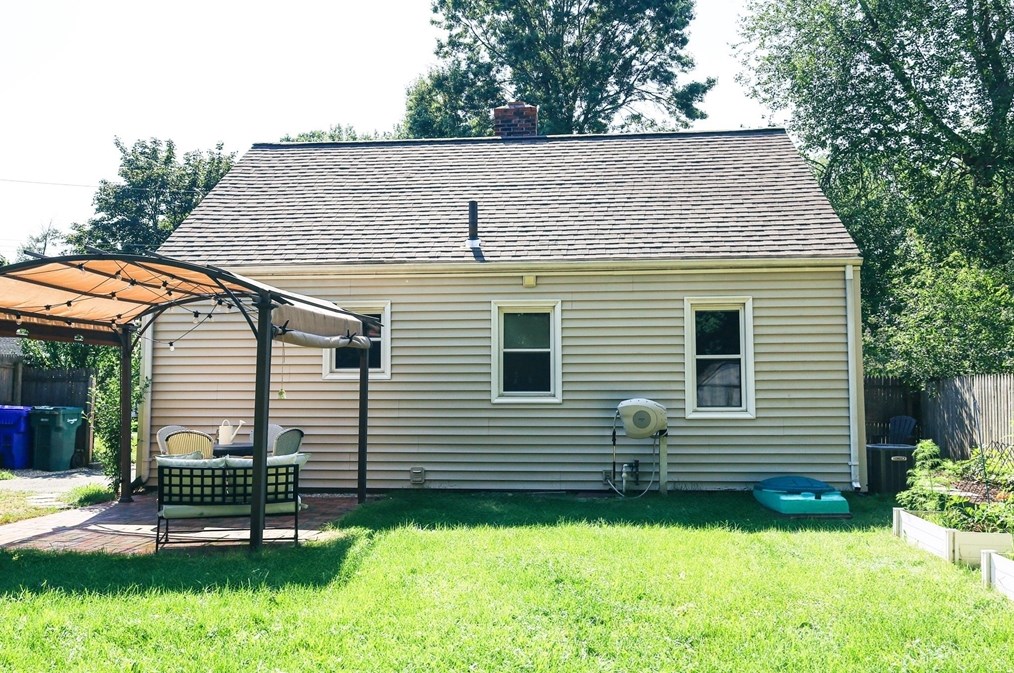 95 Mayflower Rd, Springfield, MA 01118 exterior