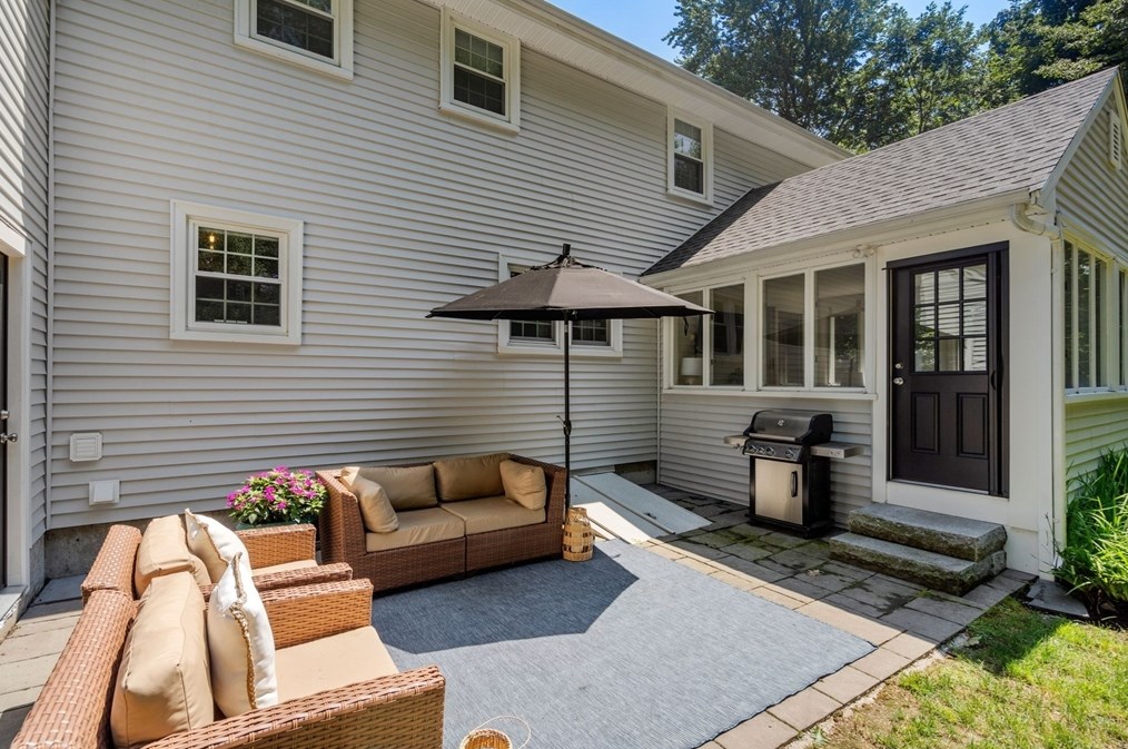 17 Stonybrook Rd, Medfield, MA 02052