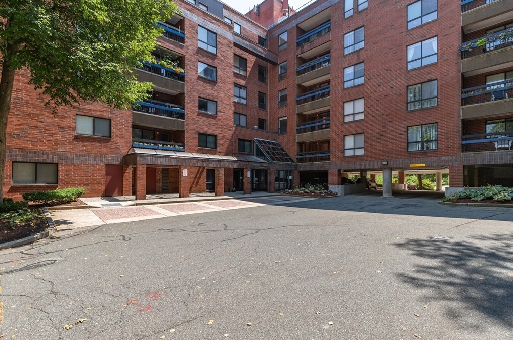 4 Summit Dr #414, Reading, MA 01867