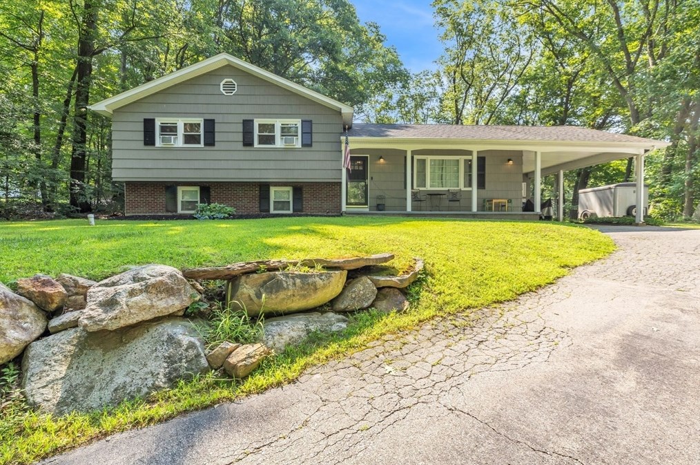 4 Colonial Rd, Sutton, MA 01590