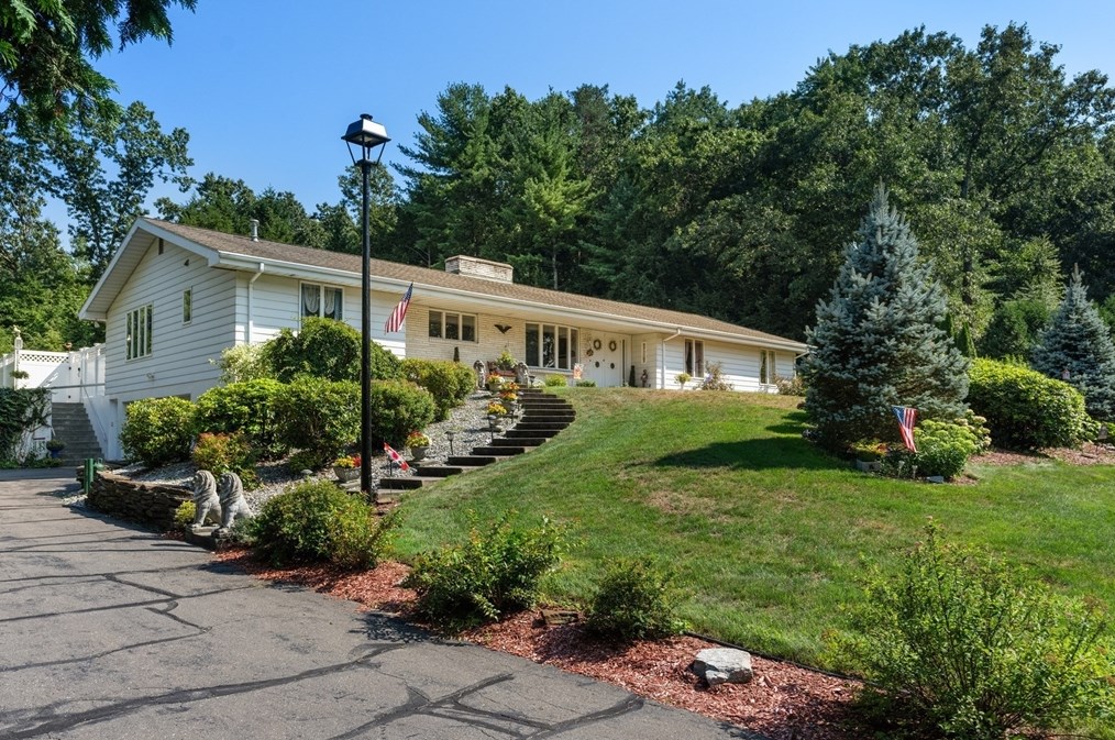 117 Blueberry Hill Rd, Springfield, MA 01106