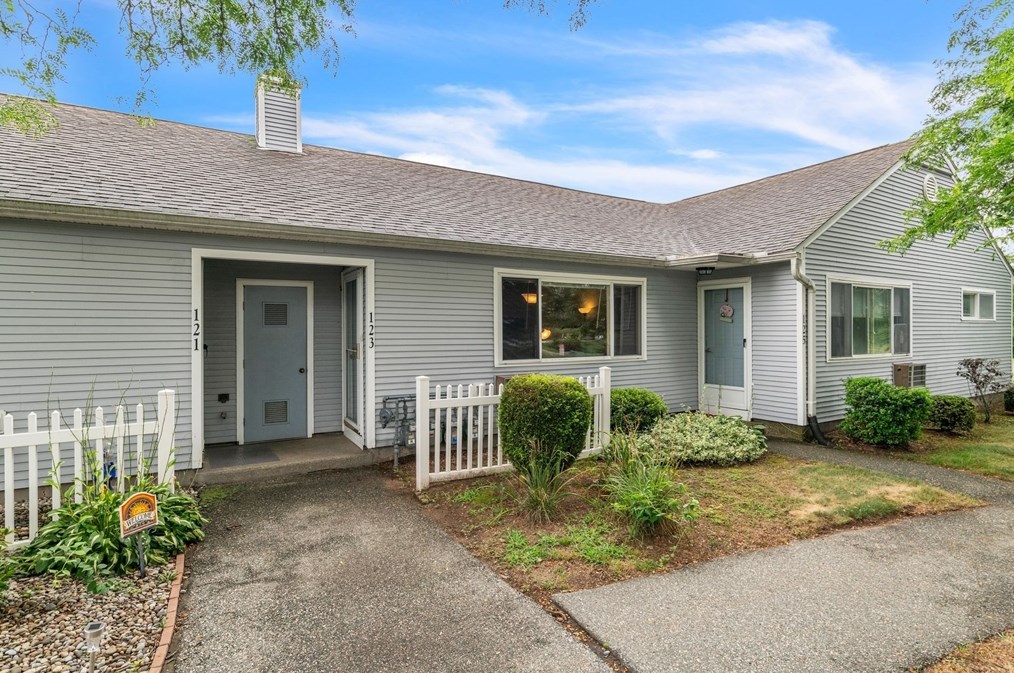 123 Outer Dr #123, Chicopee, MA 01022