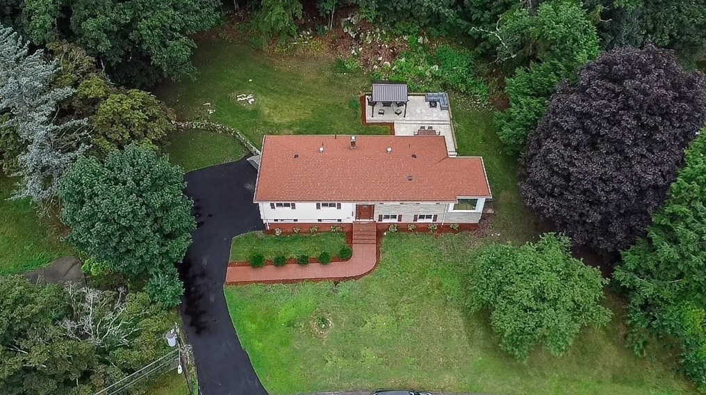 115 Hollingsworth Rd, Milton MA  02186-1018 exterior