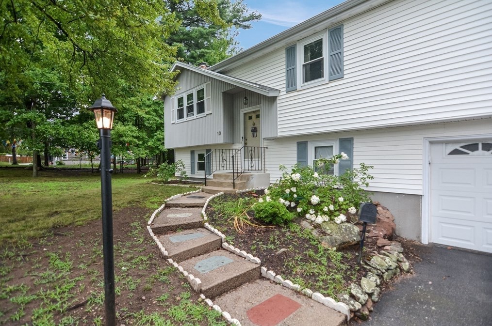 10 Snowcrest Dr, Attleboro, MA 02703
