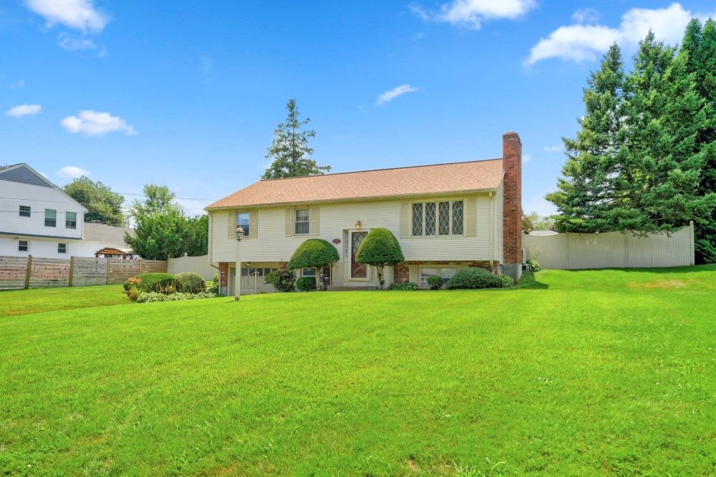 9 Muriel Ln, Milford MA  01757-1526 exterior