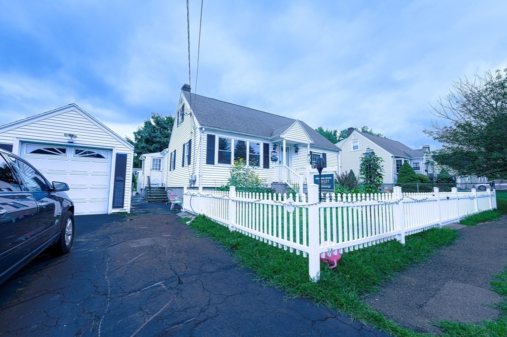 48 Newcastle Rd, Peabody, MA 01960-3274