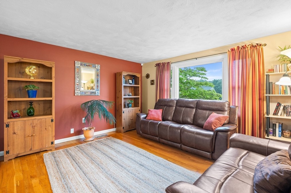 11 Hidden Ln, Mansfield, MA 02048