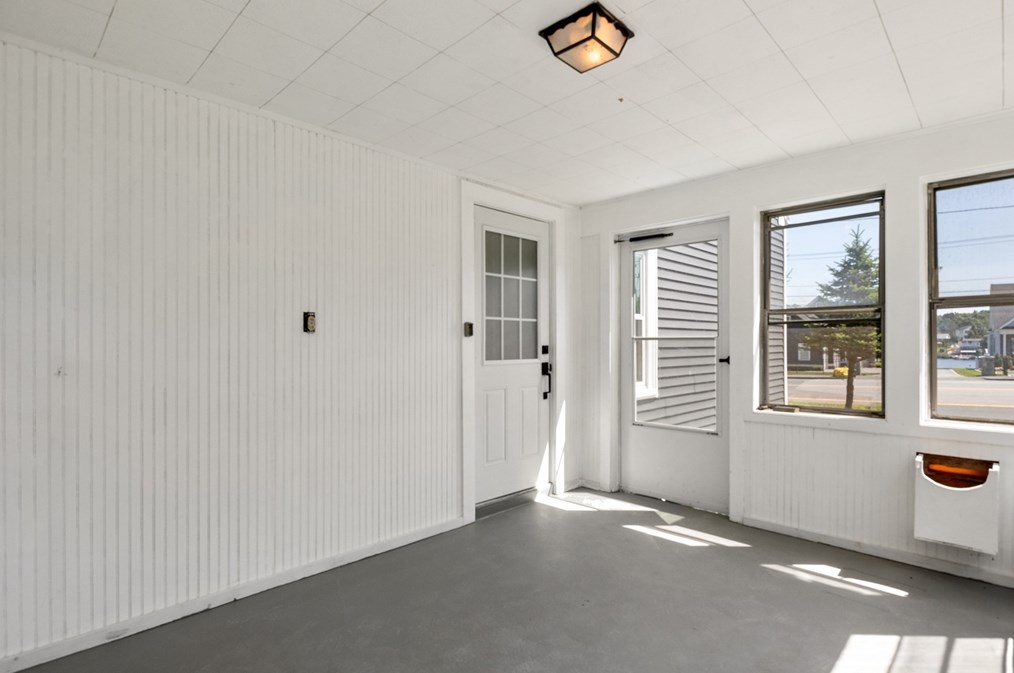 220 Lake Ave, Worcester MA  01604-1102 exterior