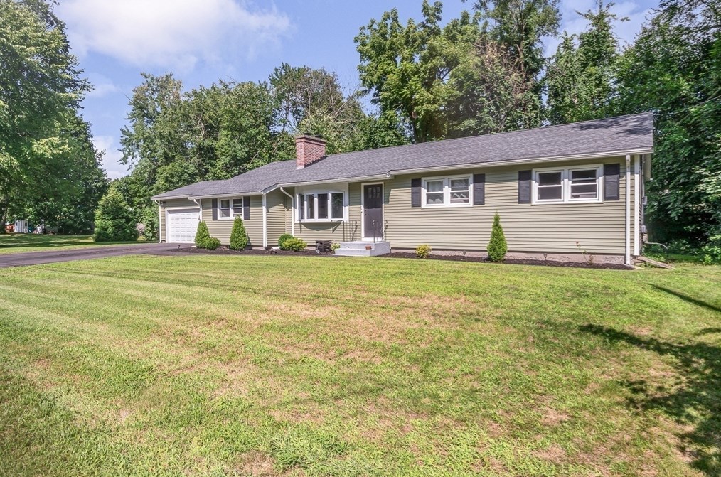 4 Larssen Cir, Chelmsford, MA 01824