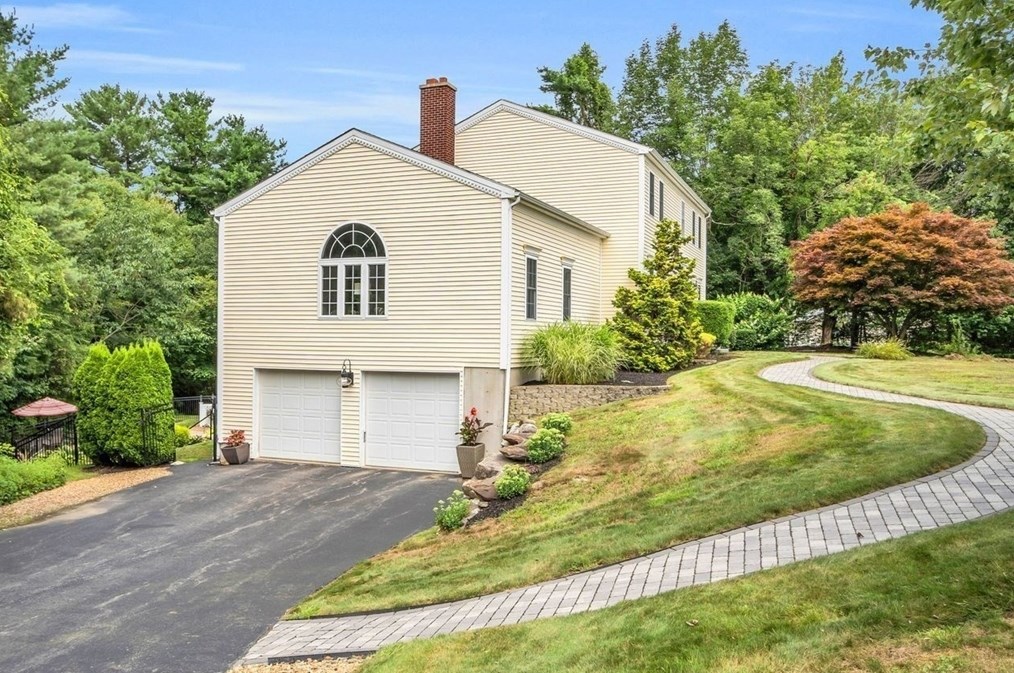 2 Traci Pl, Leicester, MA 01524