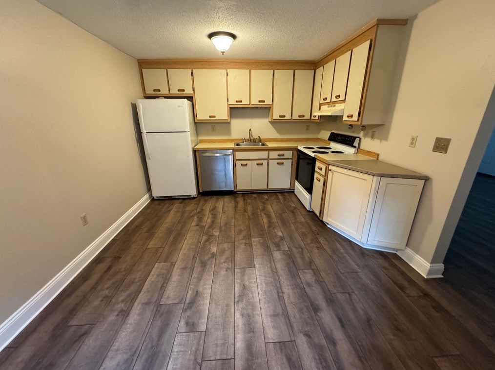 1900 Skyline Dr #6, Lowell, MA 01854