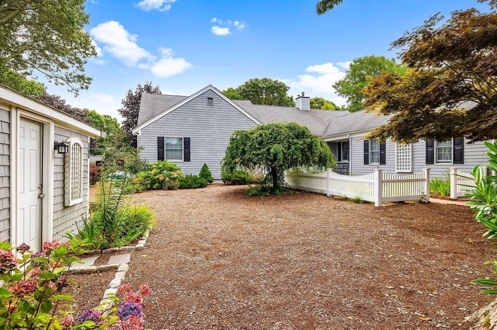 8 Seconsett Point Rd, Mashpee, MA 02649
