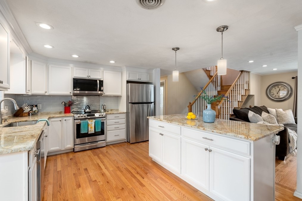 11 Kennedy Dr, Saugus, MA 01906