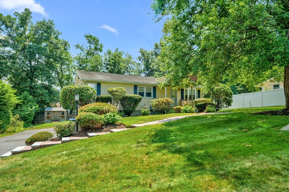 17 Muriel Ln, Milford, MA 01757-1551