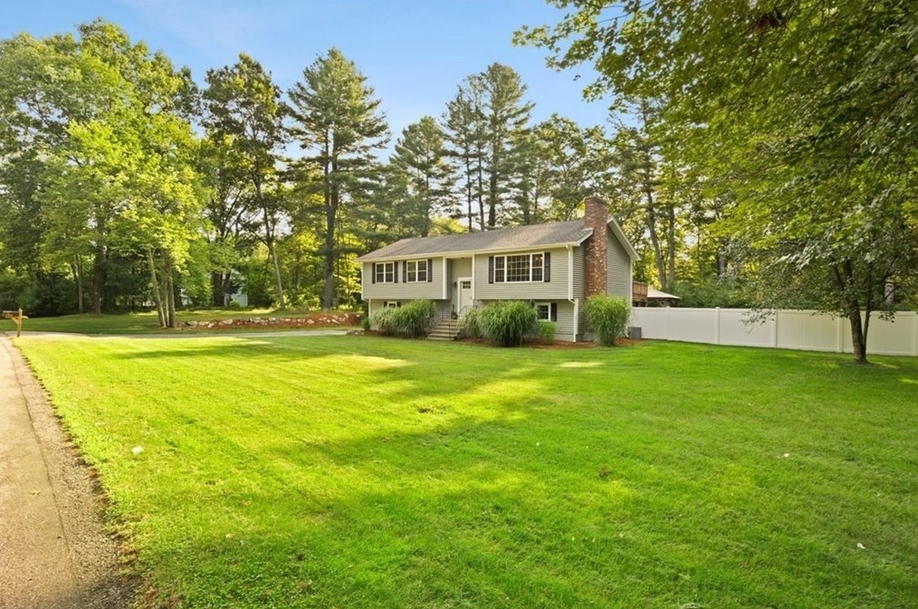 100 Bonney Dr, Holliston, MA 01746