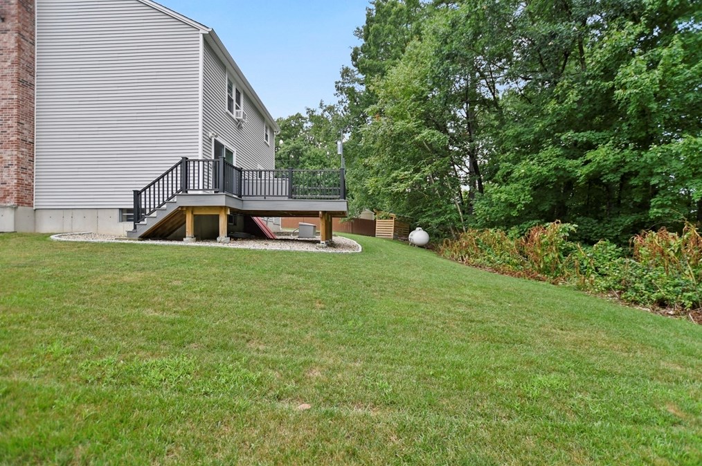 23 Amherst Dr, Derry NH  03038-1222 exterior