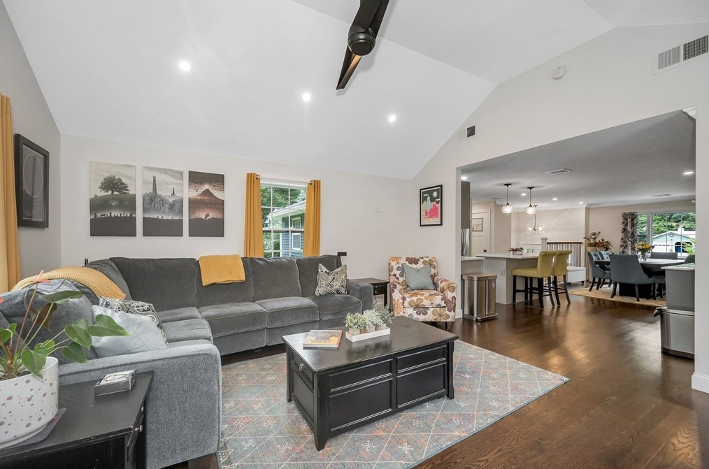 55 Rhoda St, Tewksbury MA  01876-2921 exterior