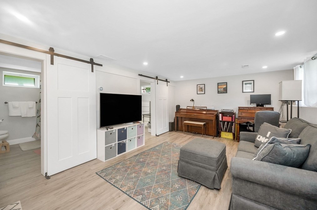 55 Rhoda St, Tewksbury MA  01876-2921 exterior