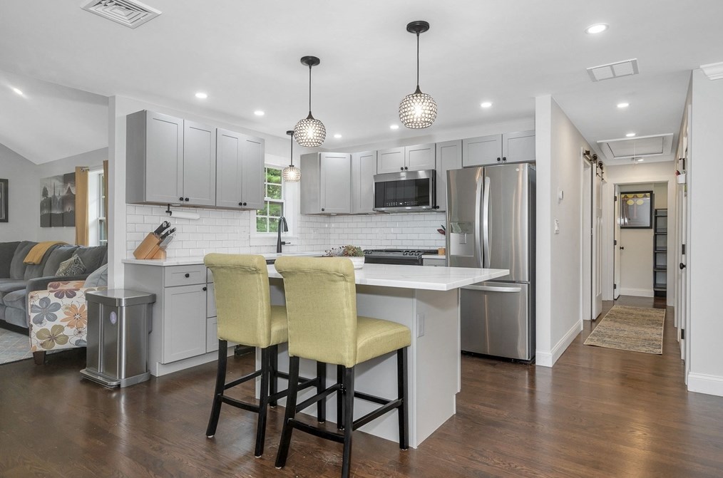 55 Rhoda St, Tewksbury MA  01876-2921 exterior