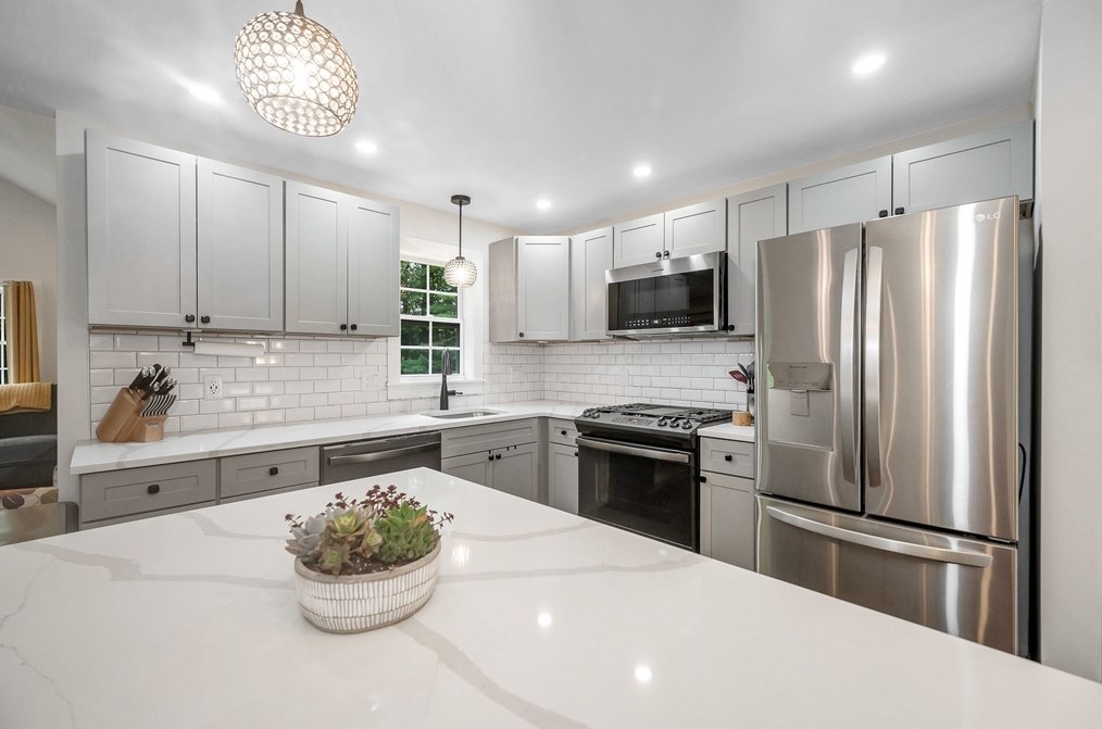 55 Rhoda St, Tewksbury MA  01876-2921 exterior